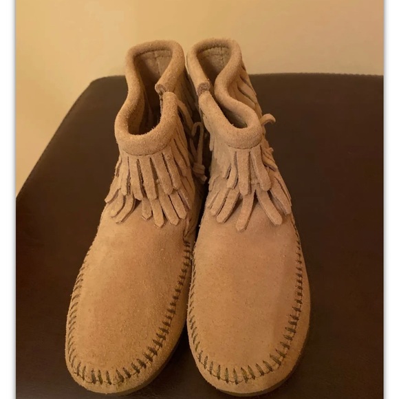 NWT Minnetonka Double Fringe Tan/Beige Ankle Boots - Size 1 - Picture 2 of 5
